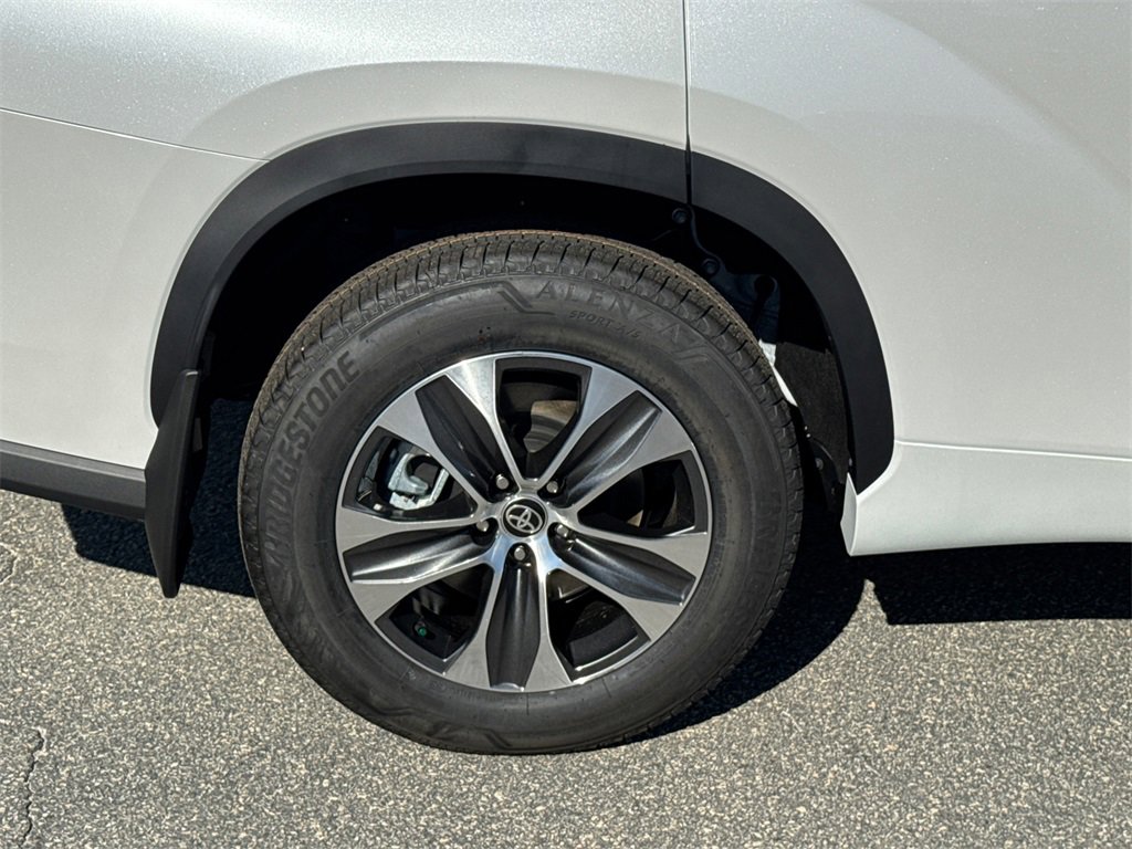 New 2025 Toyota Highlander XLE image 17