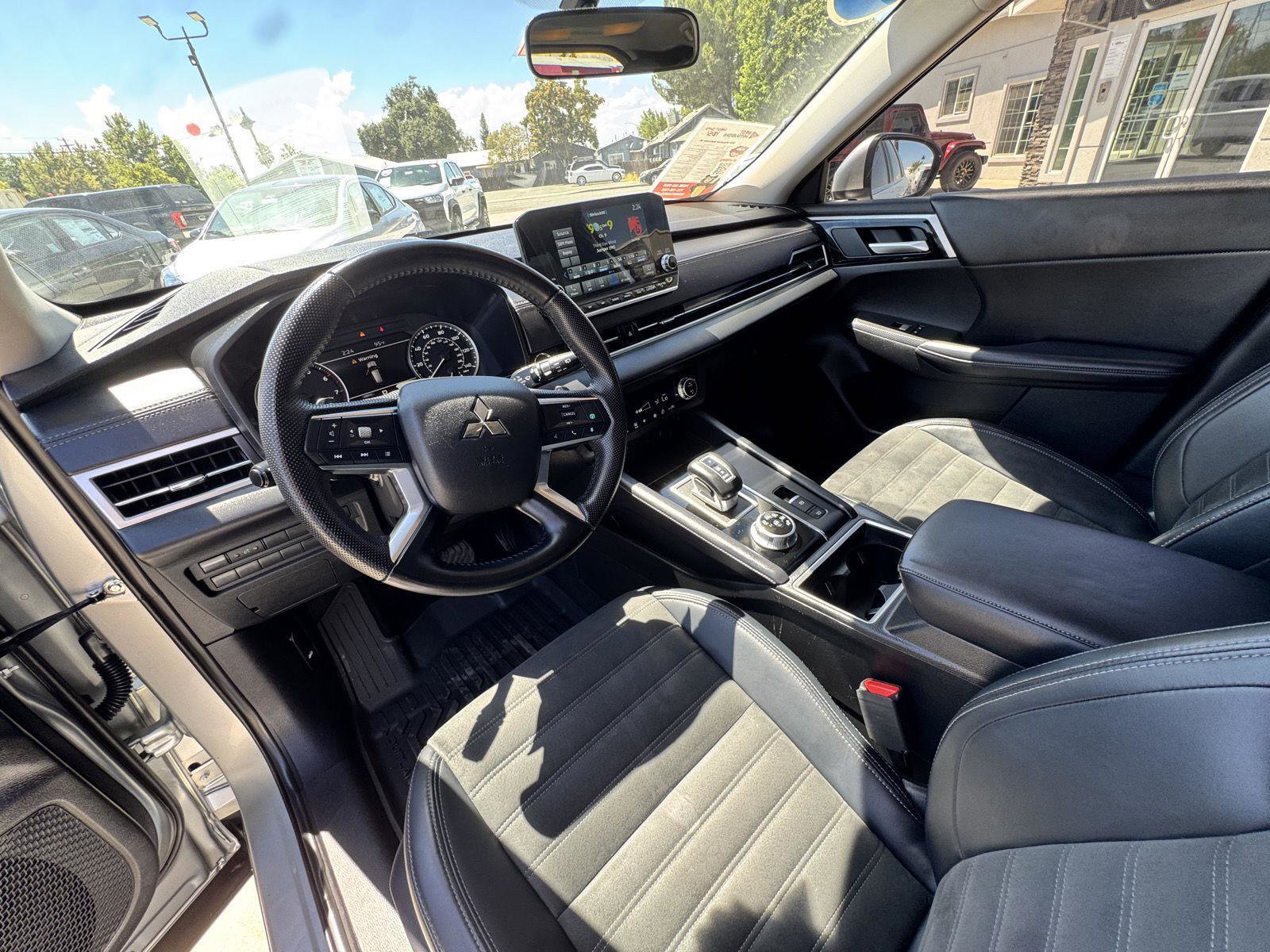 Used 2024 Mitsubishi Outlander SE Black Edition image 24