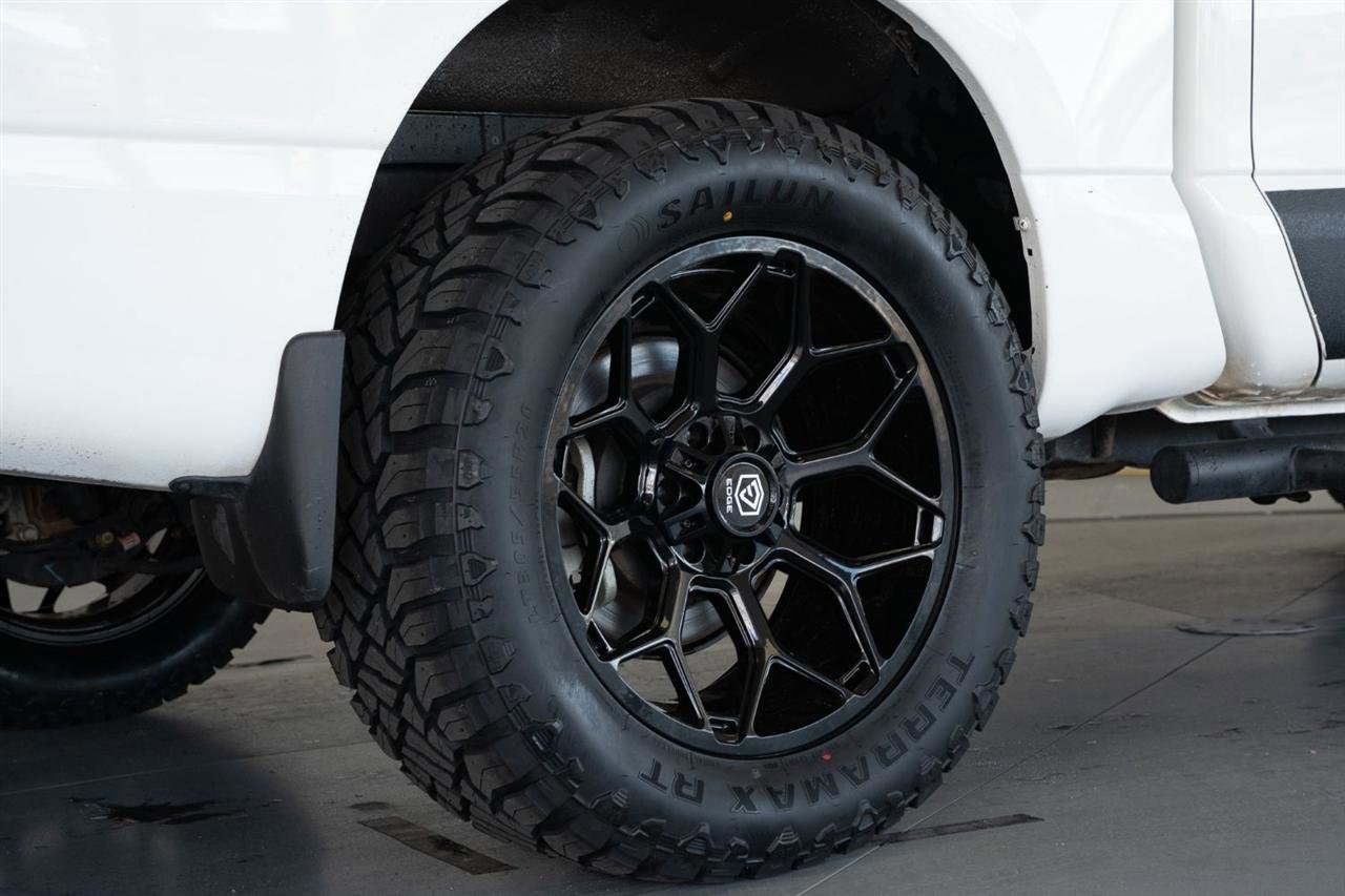 Used 2021 Nissan Titan SV w/ SV Convenience Package AWD/4WD image 12