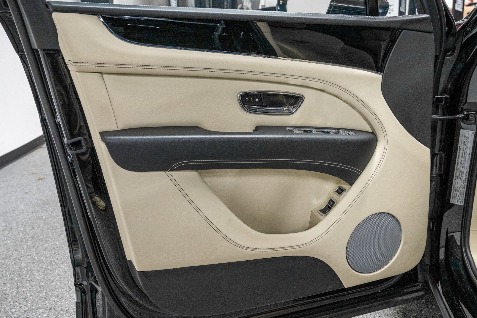 Used 2024 Bentley Bentayga Extended Wheelbase image 35