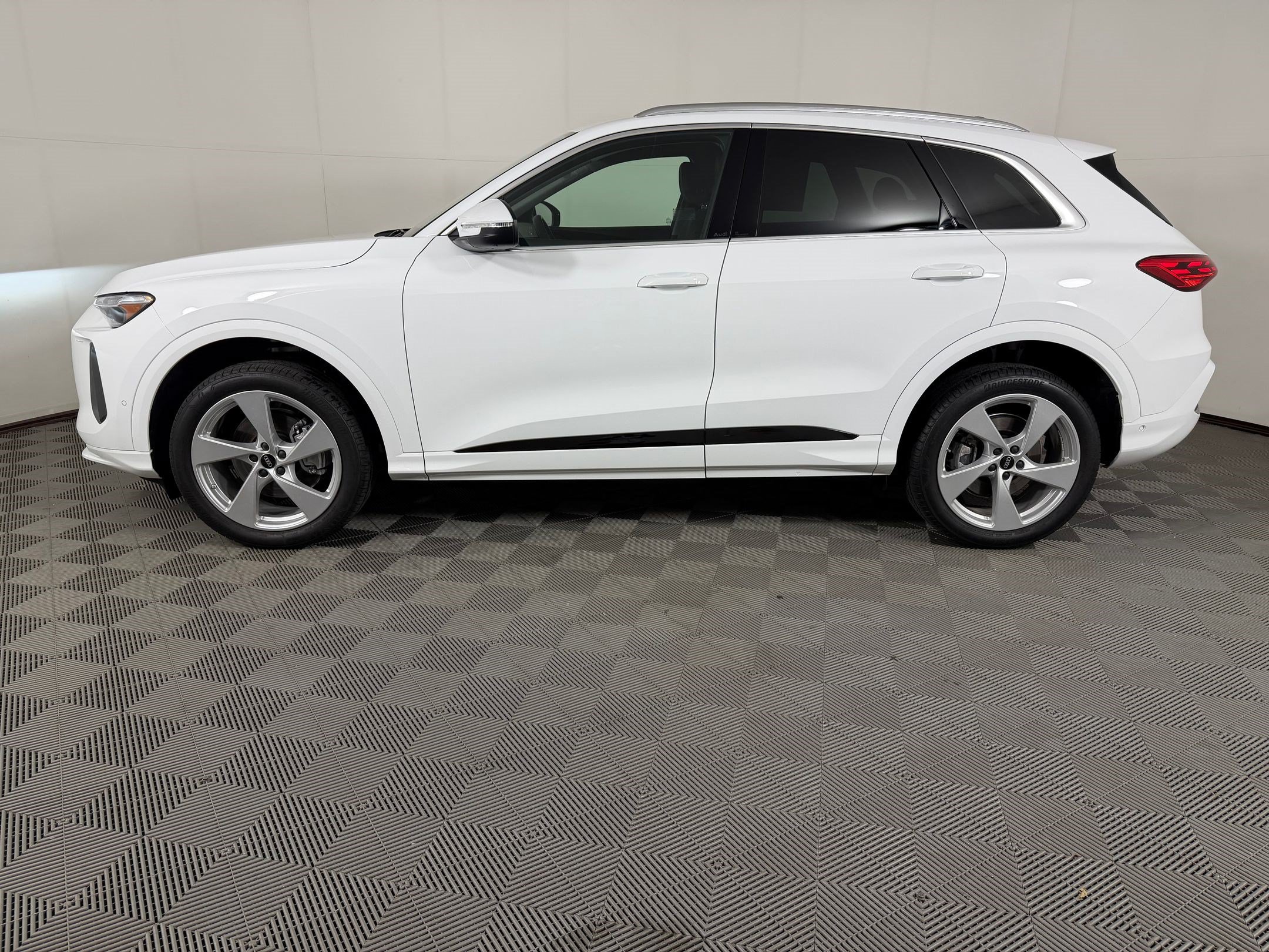 Used 2025 Audi Q5 Premium Plus w/ Premium Plus AWD/4WD image 2