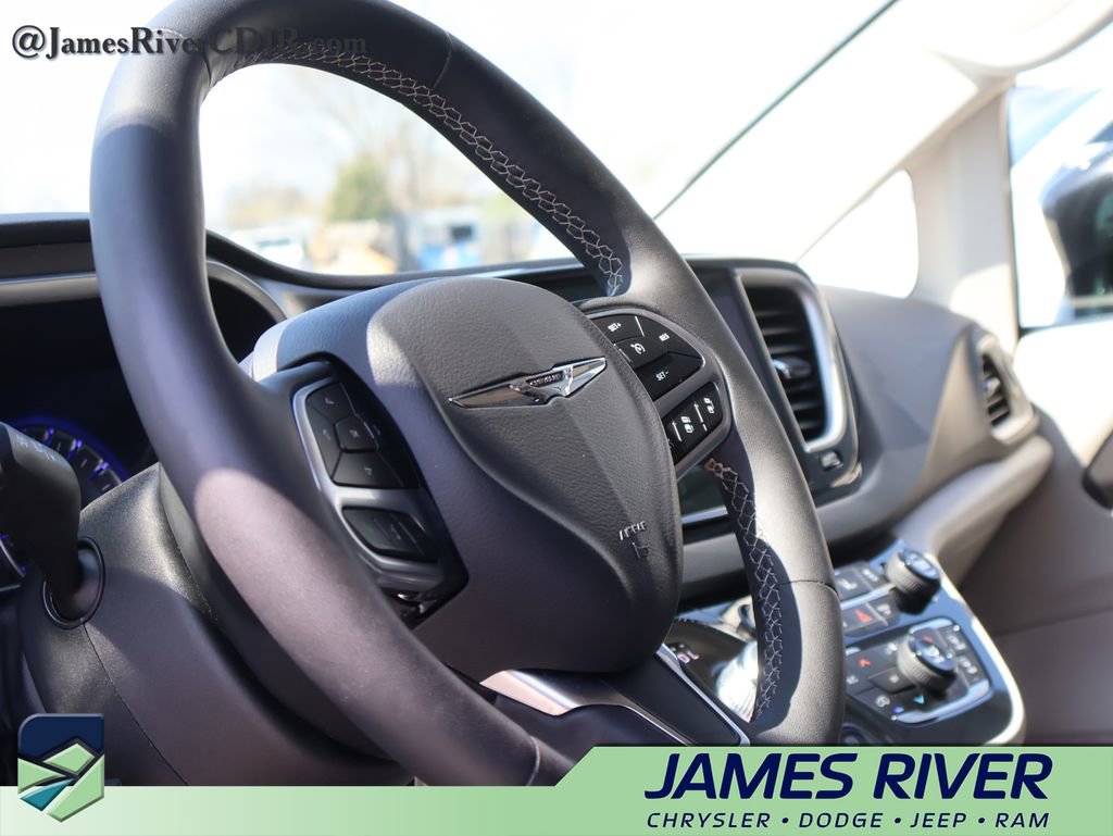 Used 2024 Chrysler Pacifica Touring-L FWD image 24