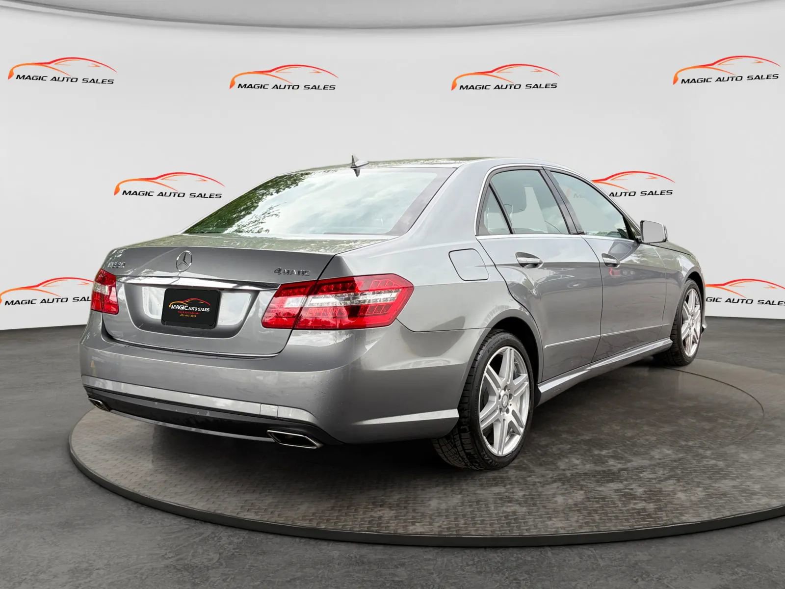 Used 2010 Mercedes-Benz E 550 4MATIC Sedan image 10