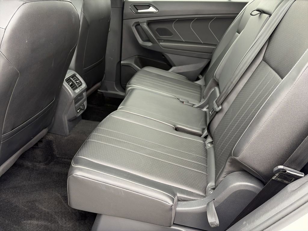 Certified 2022 Volkswagen Tiguan SE R-Line image 18