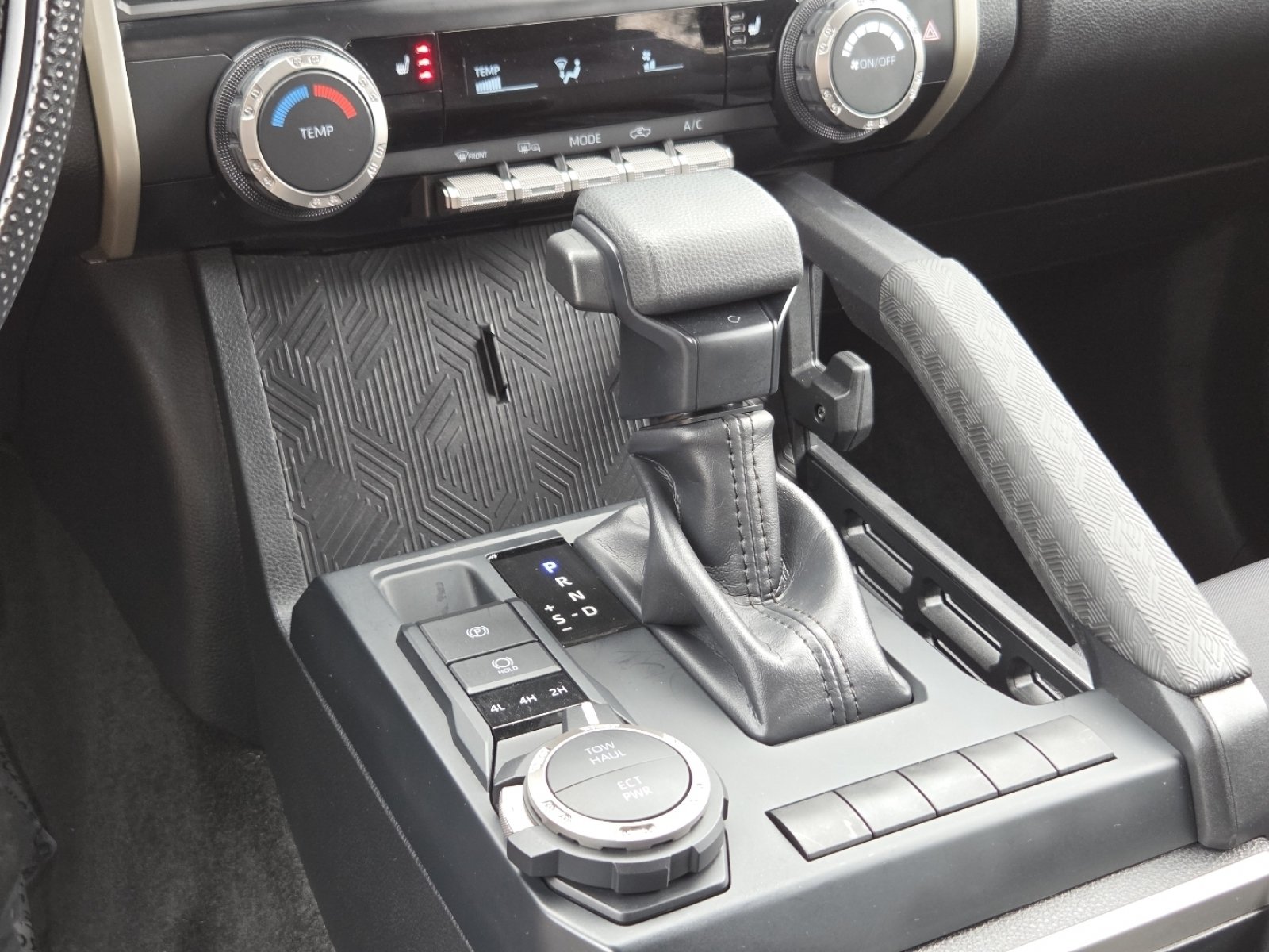 Used 2025 Toyota Tacoma SR5 AWD/4WD image 32