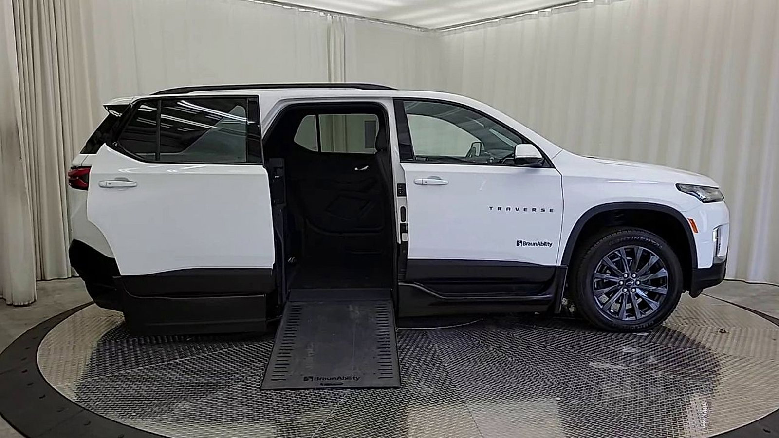 Used 2023 Chevrolet Traverse RS image 9