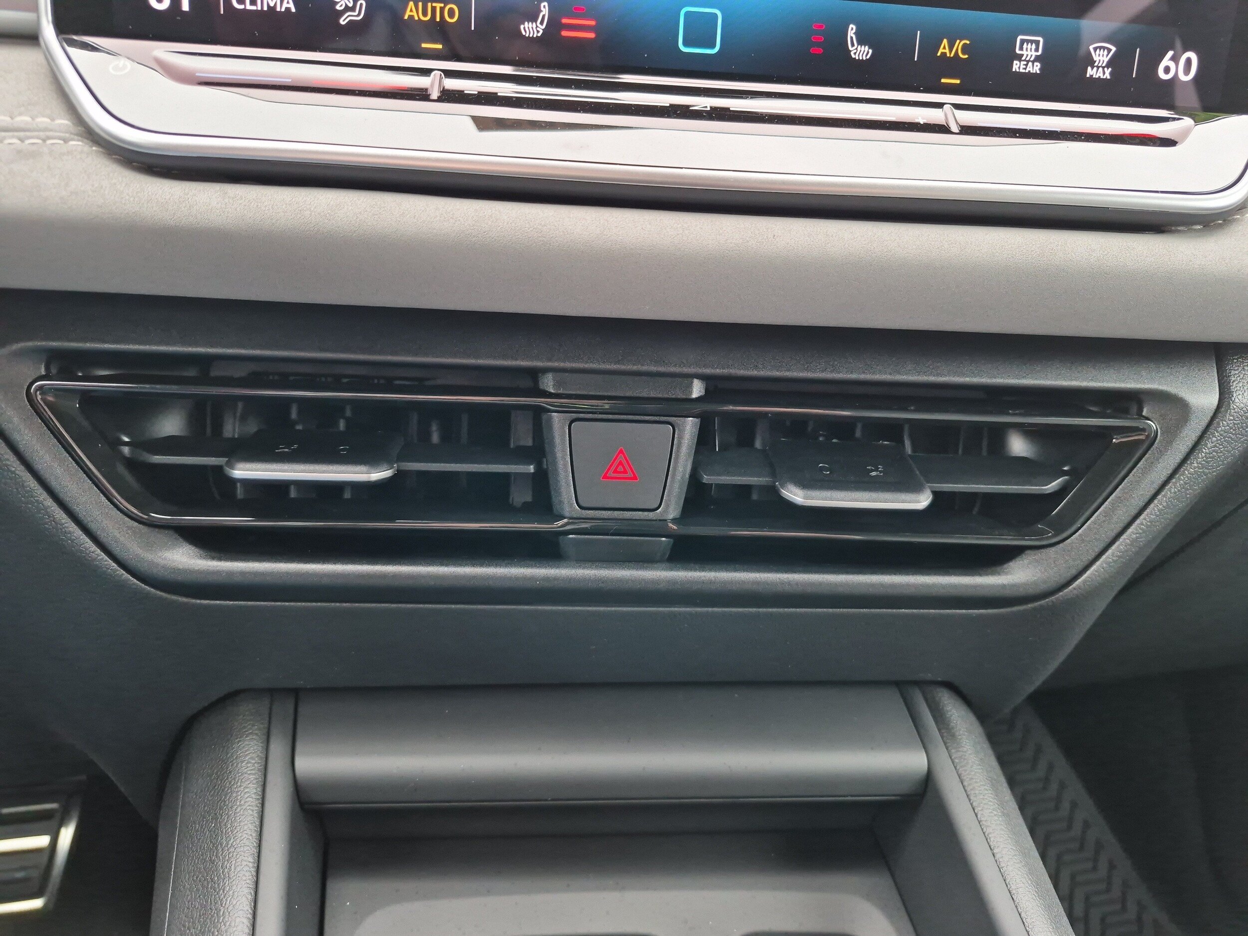 New 2026 Volkswagen Tiguan SE R-Line AWD/4WD image 19