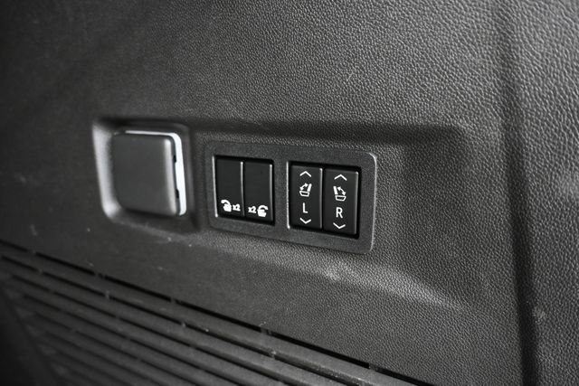 Used 2021 GMC Yukon Denali w/ Denali Ultimate Package AWD/4WD image 29