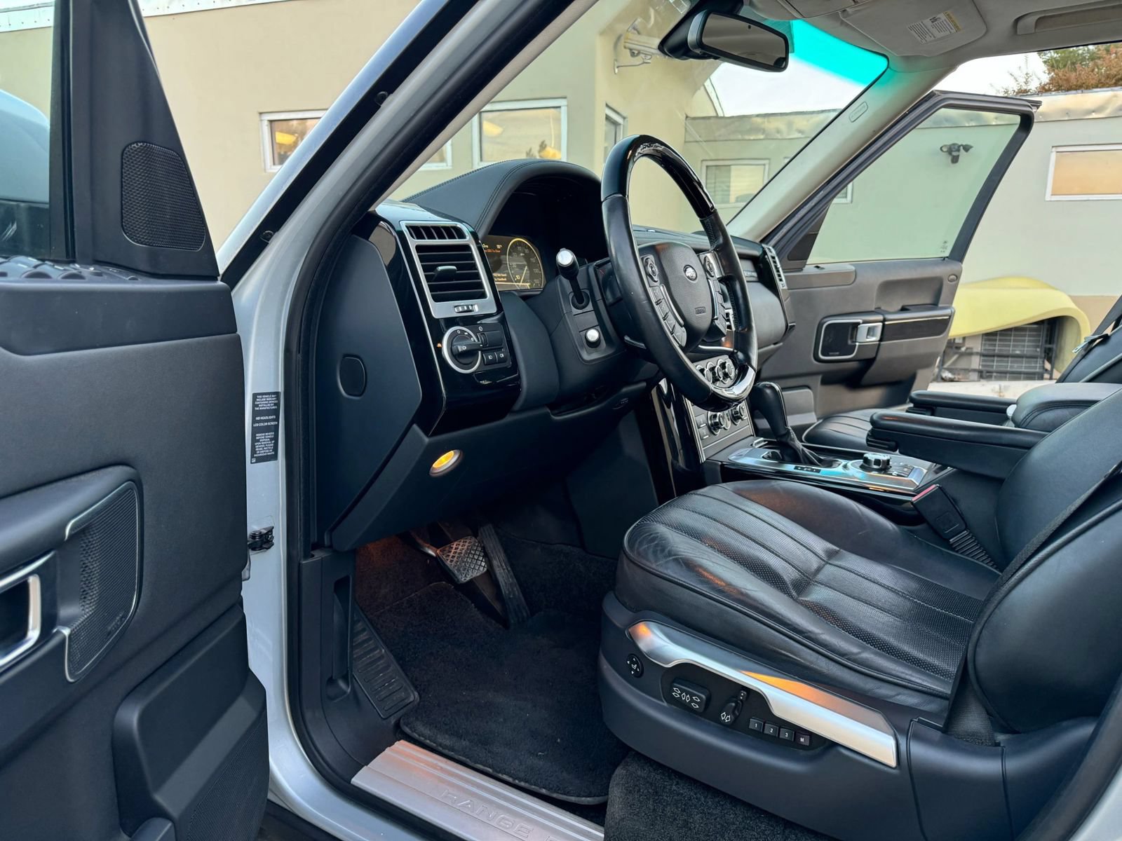 Used 2011 Land Rover Range Rover HSE LUX AWD/4WD image 11