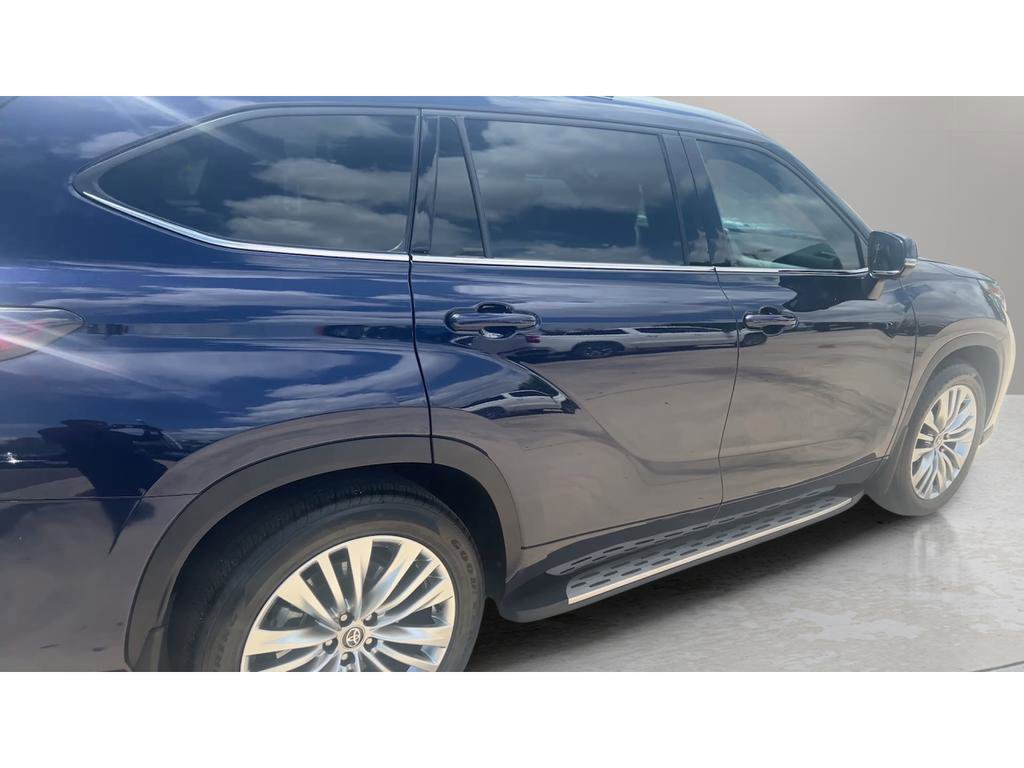 Used 2025 Toyota Highlander Platinum image 4
