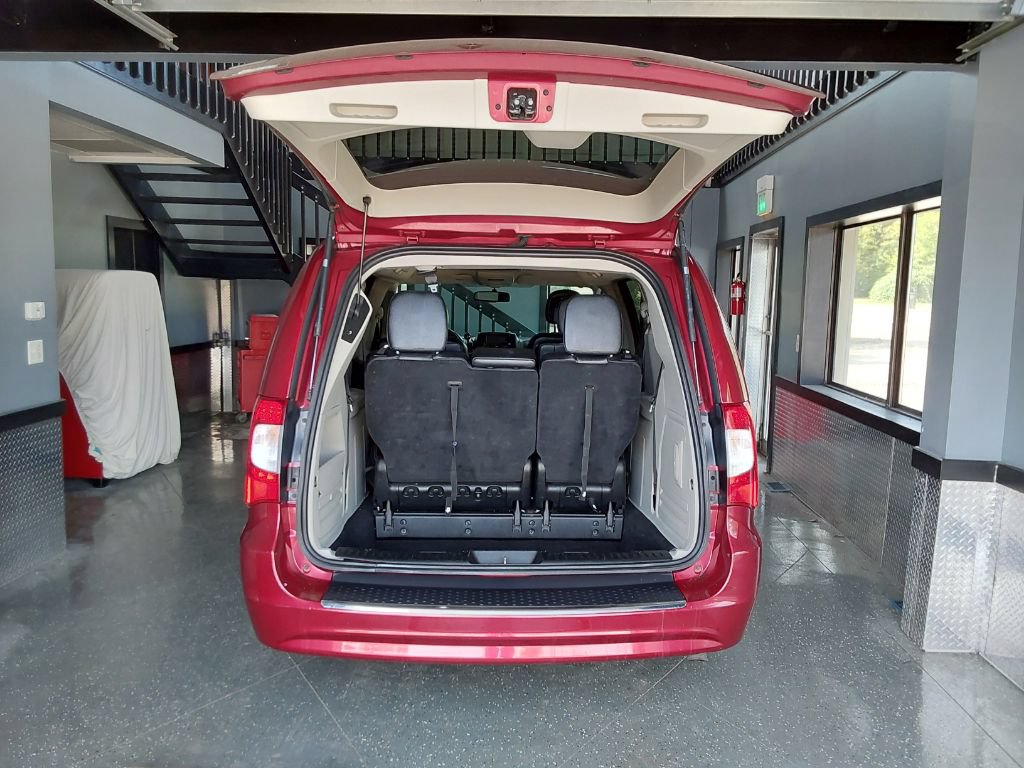 Used 2014 Chrysler Town & Country Touring FWD image 18