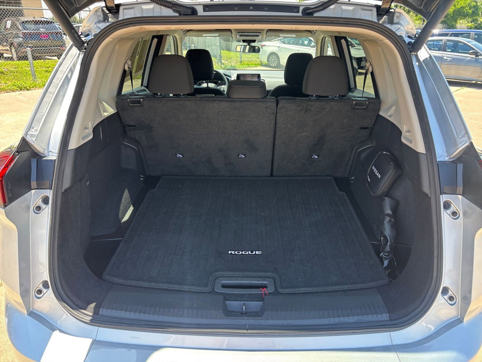 Used 2025 Nissan Rogue SV FWD image 33