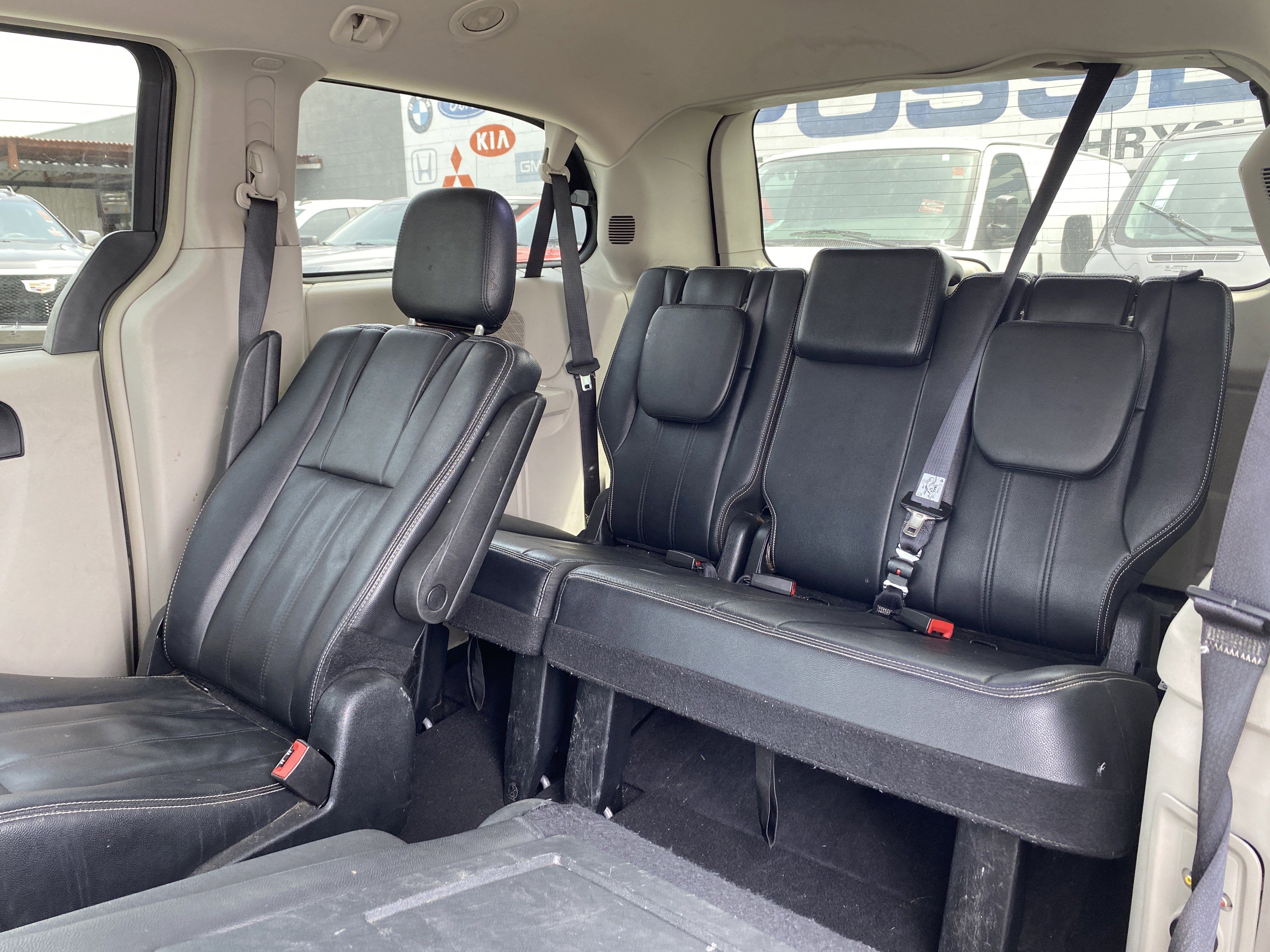 Used 2015 Chrysler Town & Country Touring FWD image 17