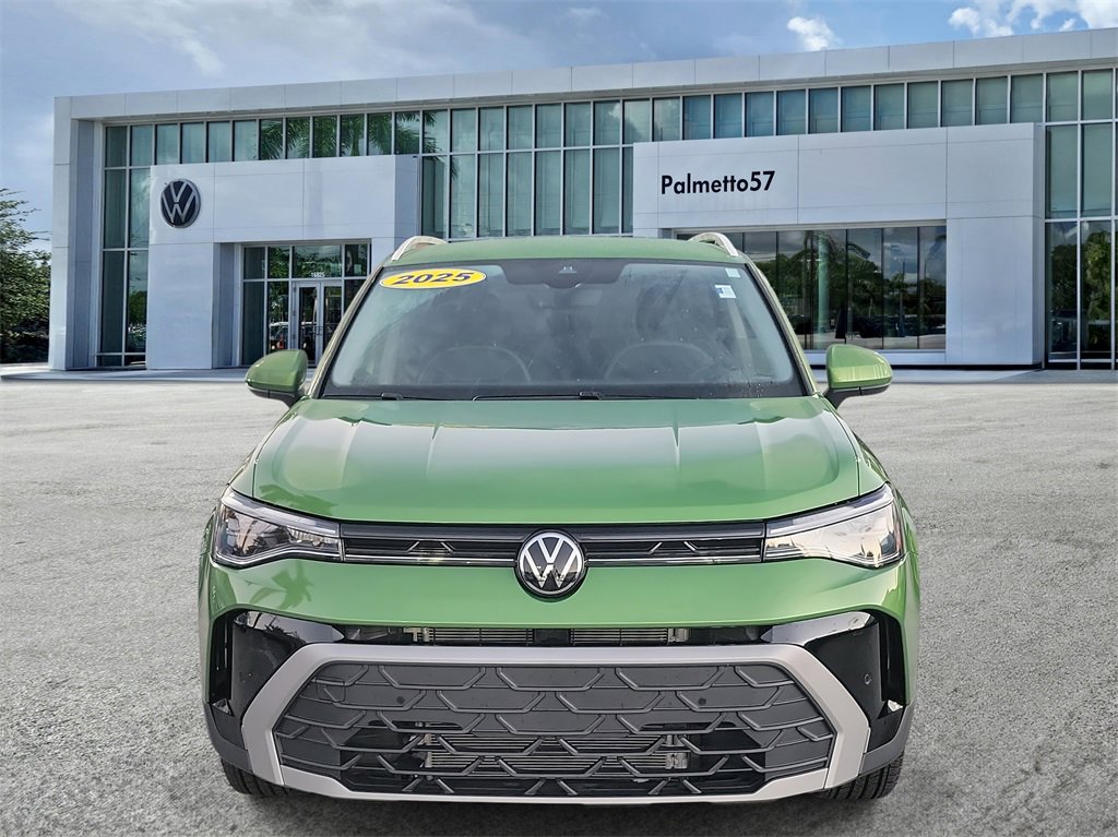 Used 2025 Volkswagen Taos SE w/ Black Wheel Package image 2