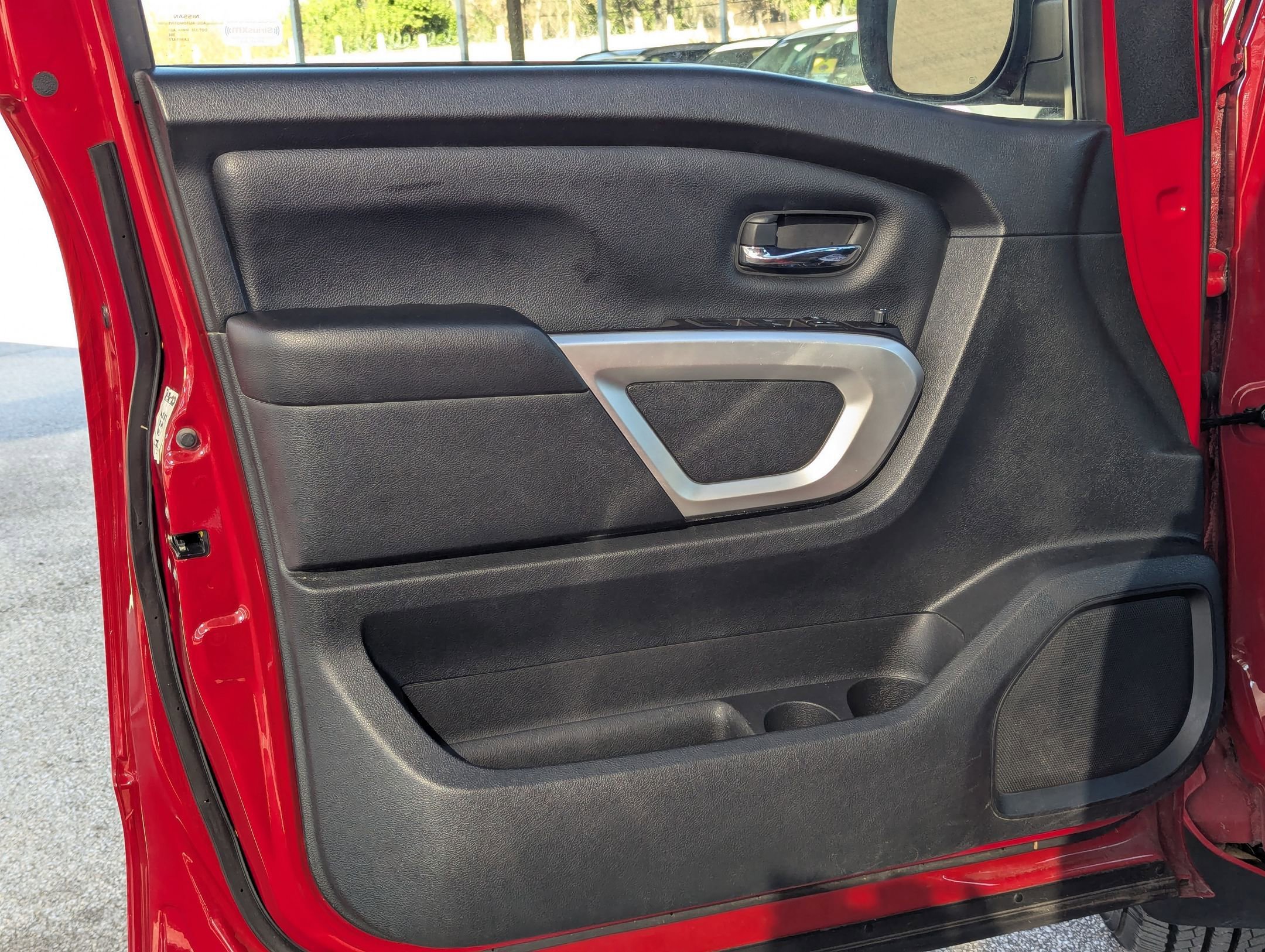 Used 2020 Nissan Titan SV image 11