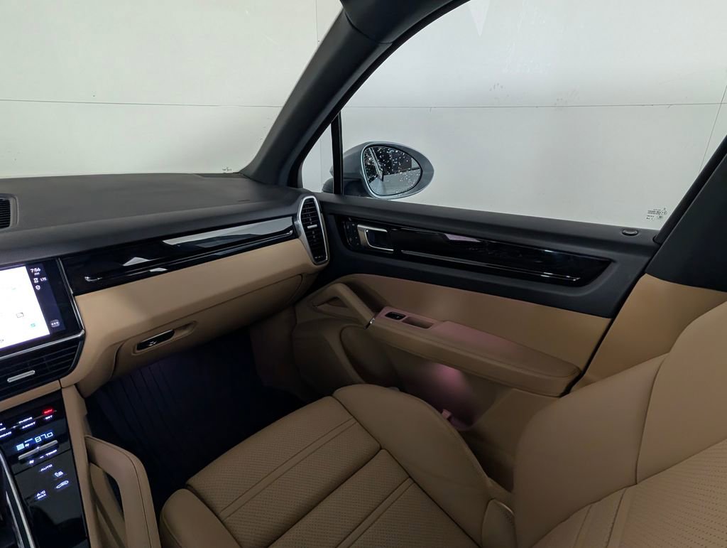 Certified 2023 Porsche Cayenne Platinum Edition image 23