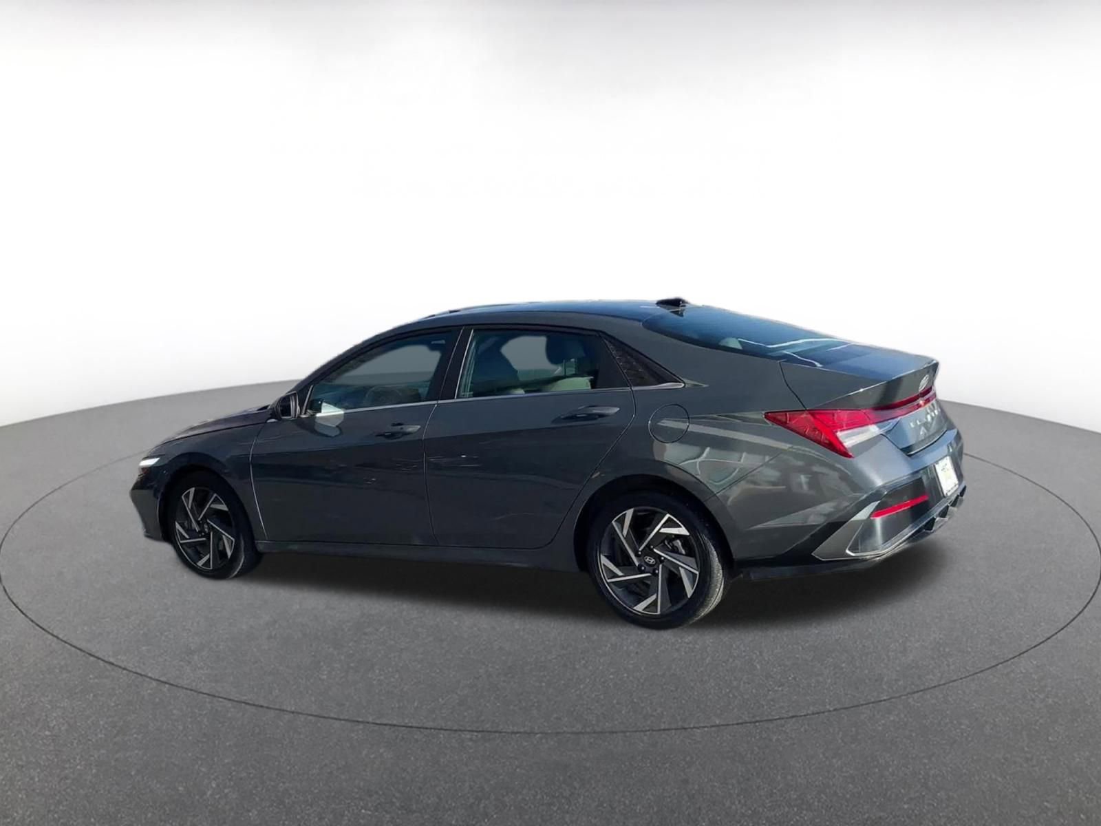 Used 2025 Hyundai Elantra SEL image 10