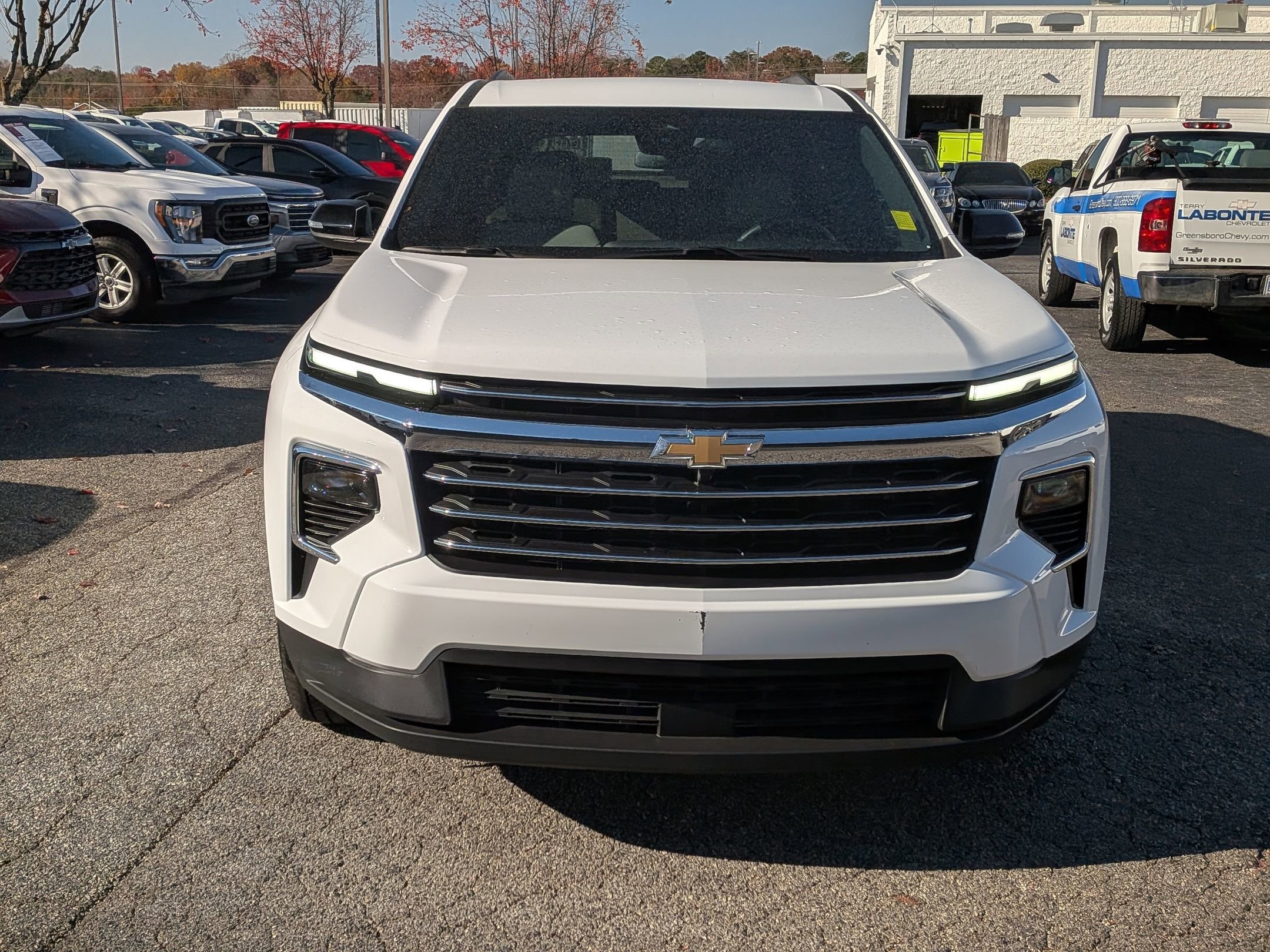 Used 2025 Chevrolet Traverse LT image 3