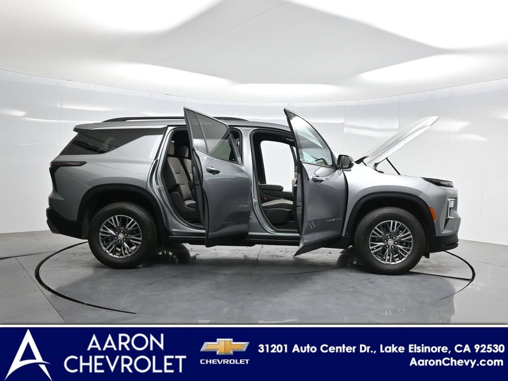 Used 2025 Chevrolet Traverse LT AWD/4WD image 3