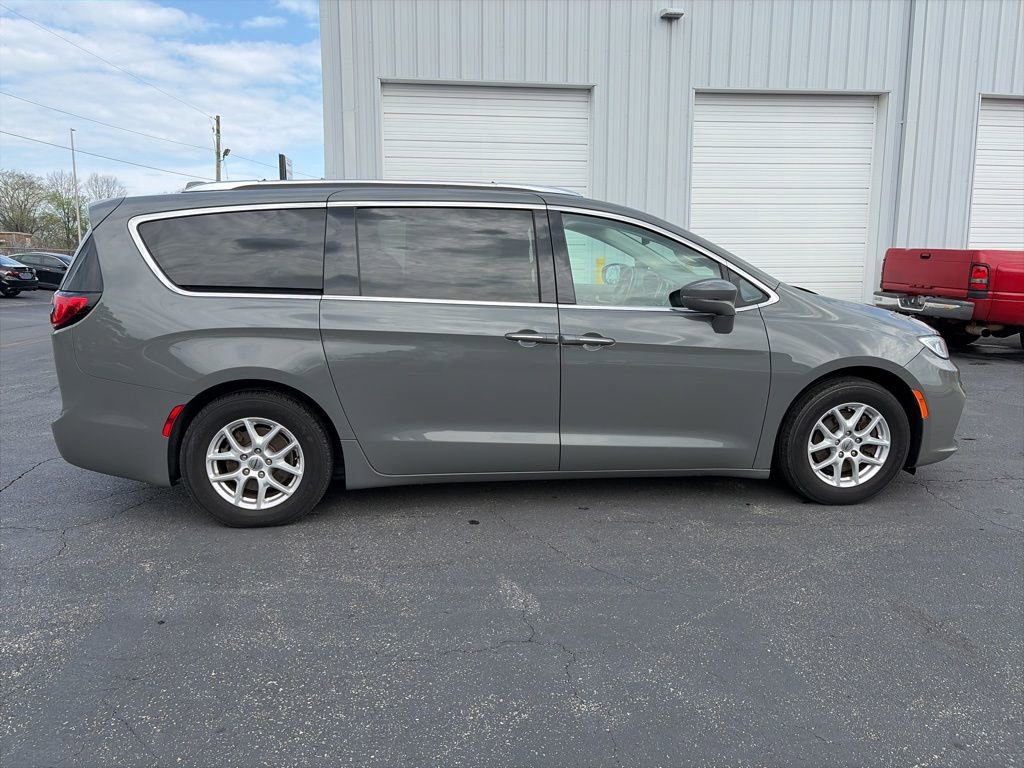 Used 2021 Chrysler Pacifica Touring-L image 8