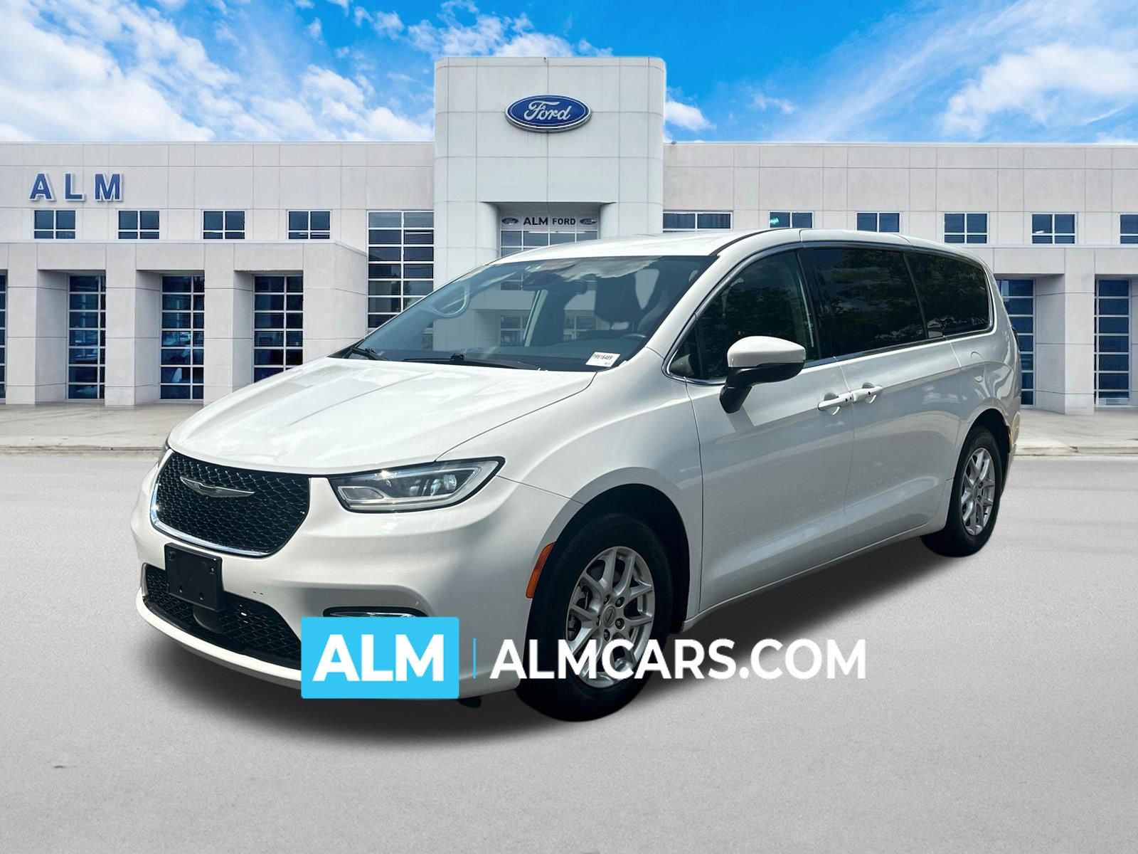 Used 2023 Chrysler Pacifica Touring-L FWD image 1