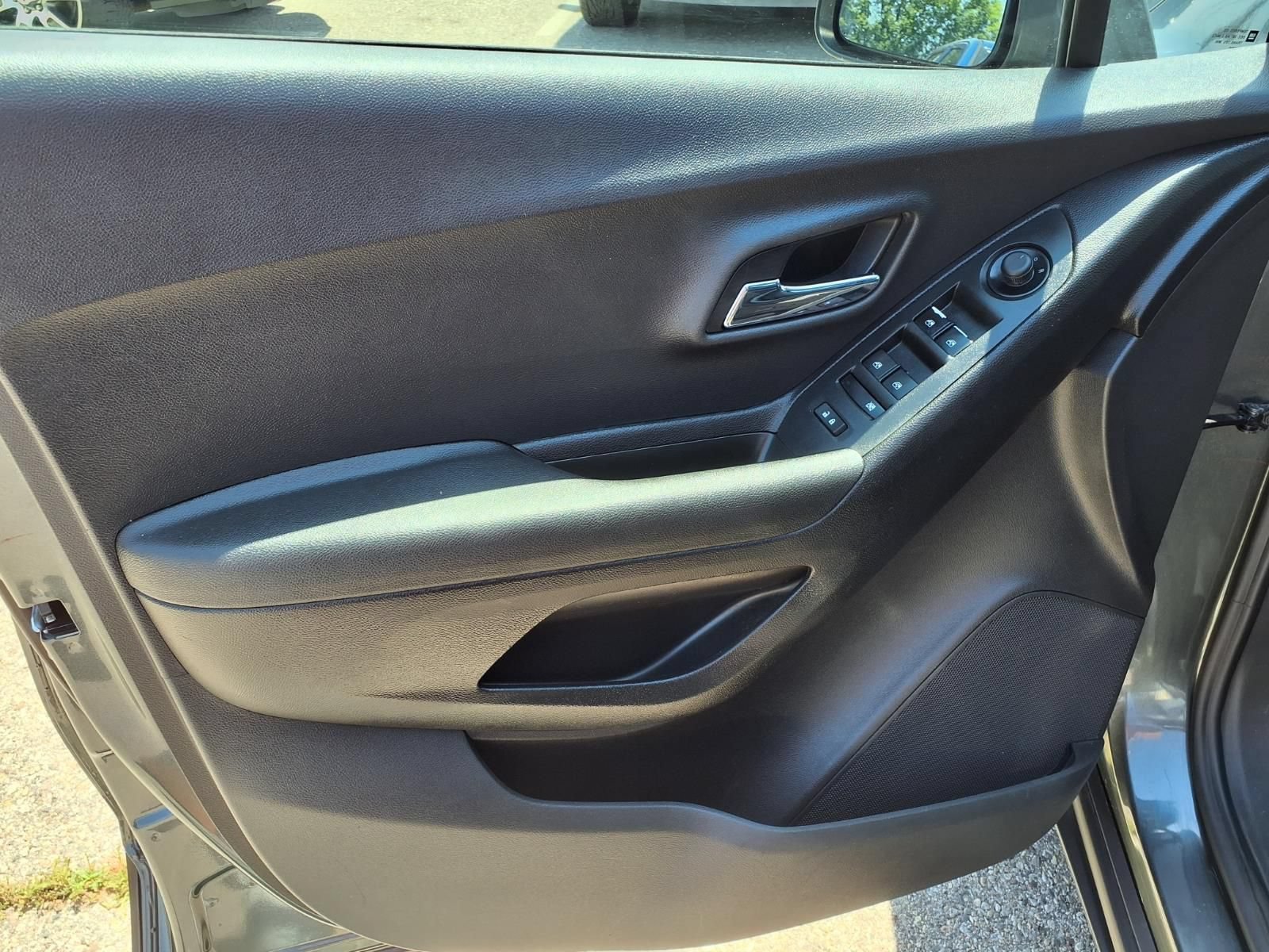 Used 2020 Chevrolet Trax LT w/ LT Convenience Package AWD/4WD image 14