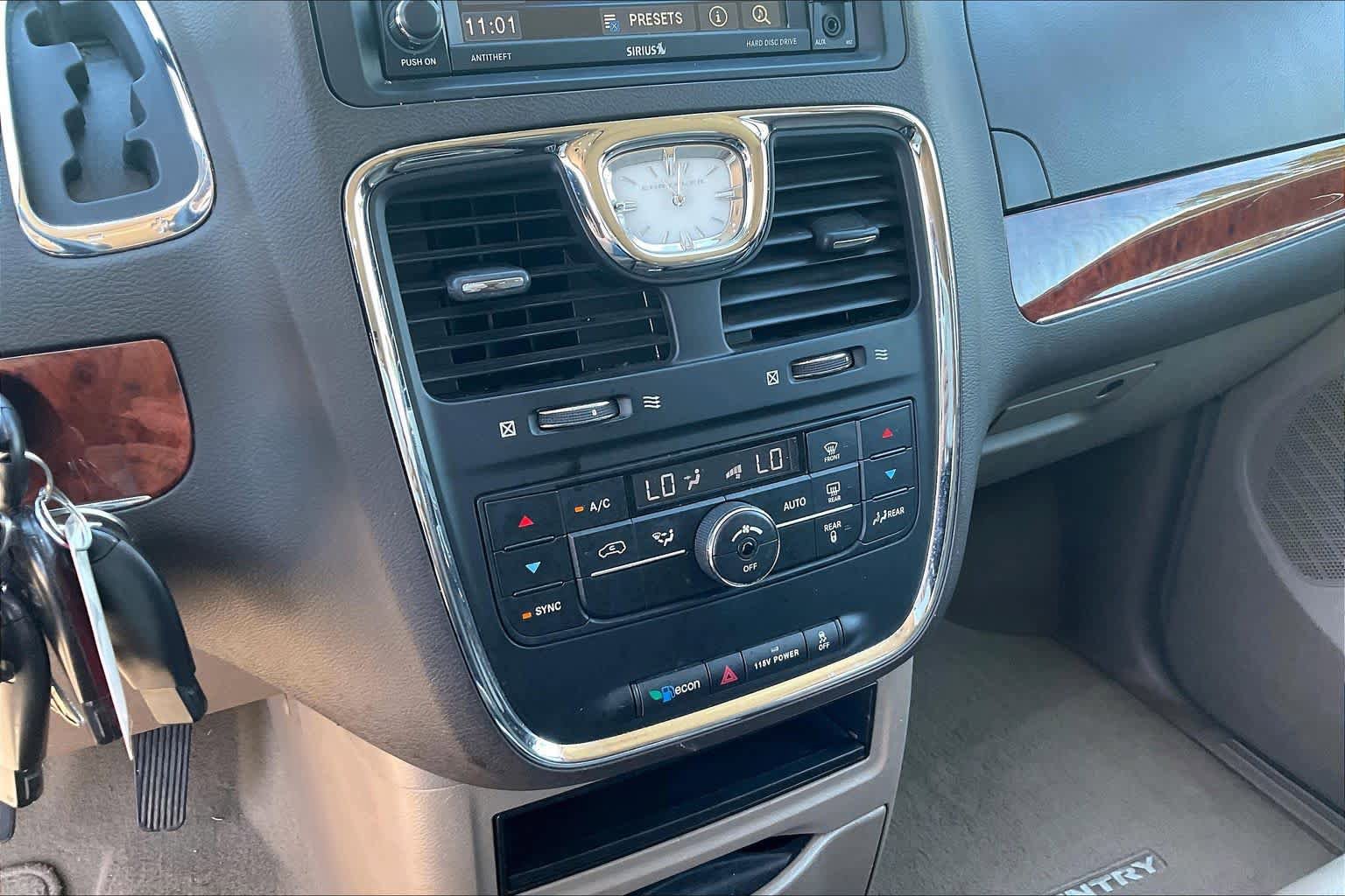 Used 2016 Chrysler Town & Country Touring FWD image 33