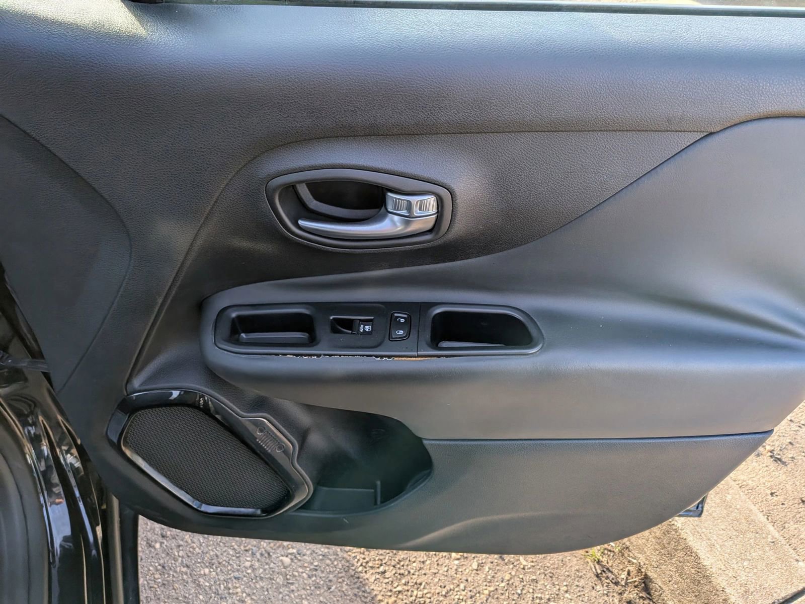 Used 2016 Jeep Renegade Latitude image 38