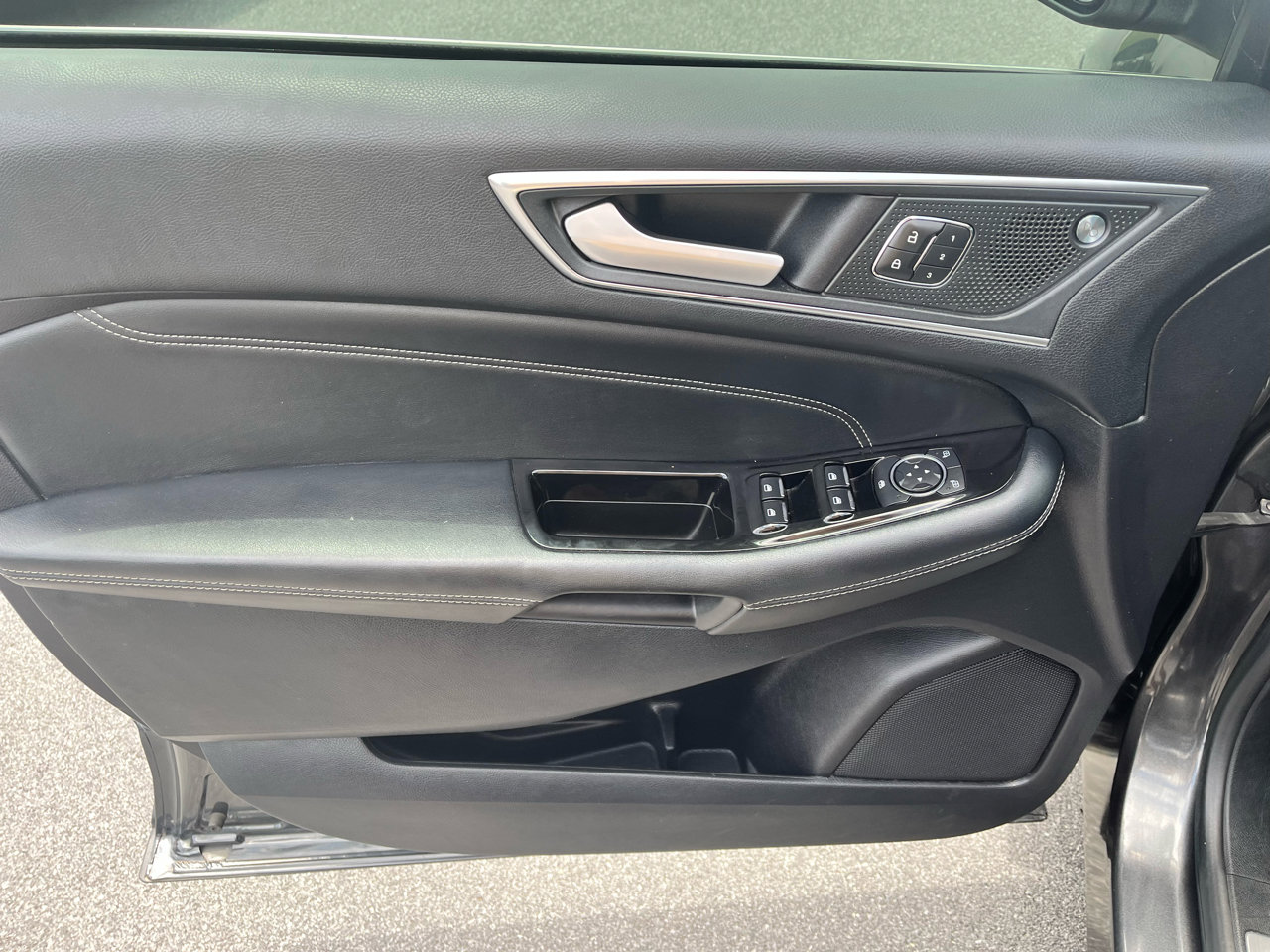 Used 2020 Ford Edge Titanium image 12