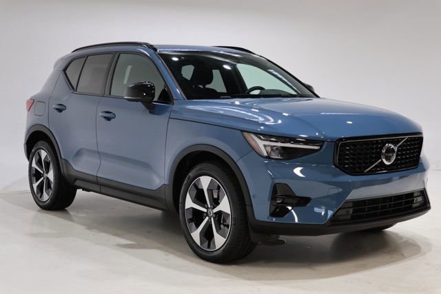 Used 2025 Volvo XC40 B5 Plus AWD/4WD image 1