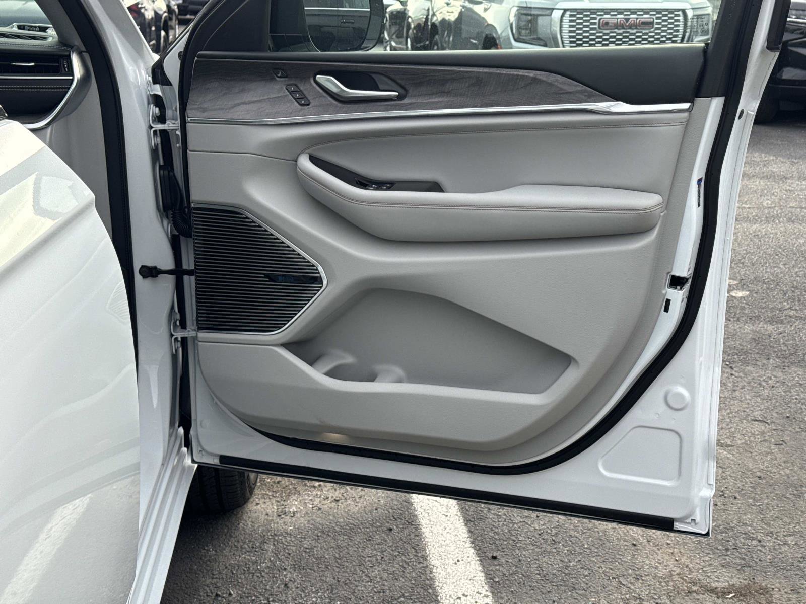 Used 2022 Jeep Grand Cherokee Overland w/ Advanced Protech Group III image 13