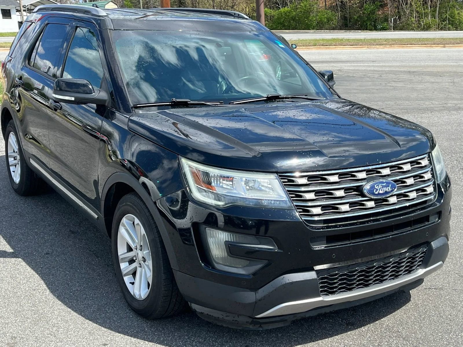 Used 2017 Ford Explorer XLT w/ Equipment Group 201A FWD image 3
