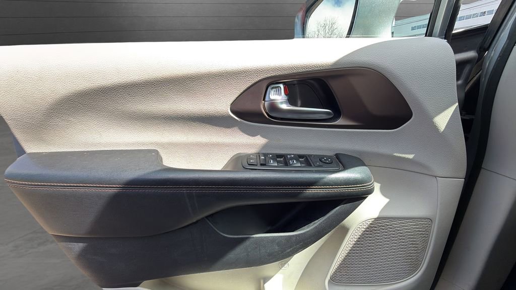 Used 2019 Chrysler Pacifica Touring-L FWD image 21