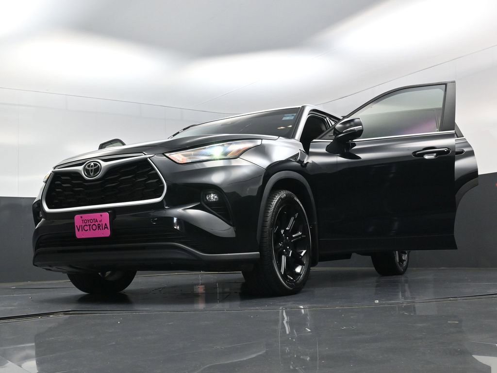 Used 2023 Toyota Highlander LE FWD image 29