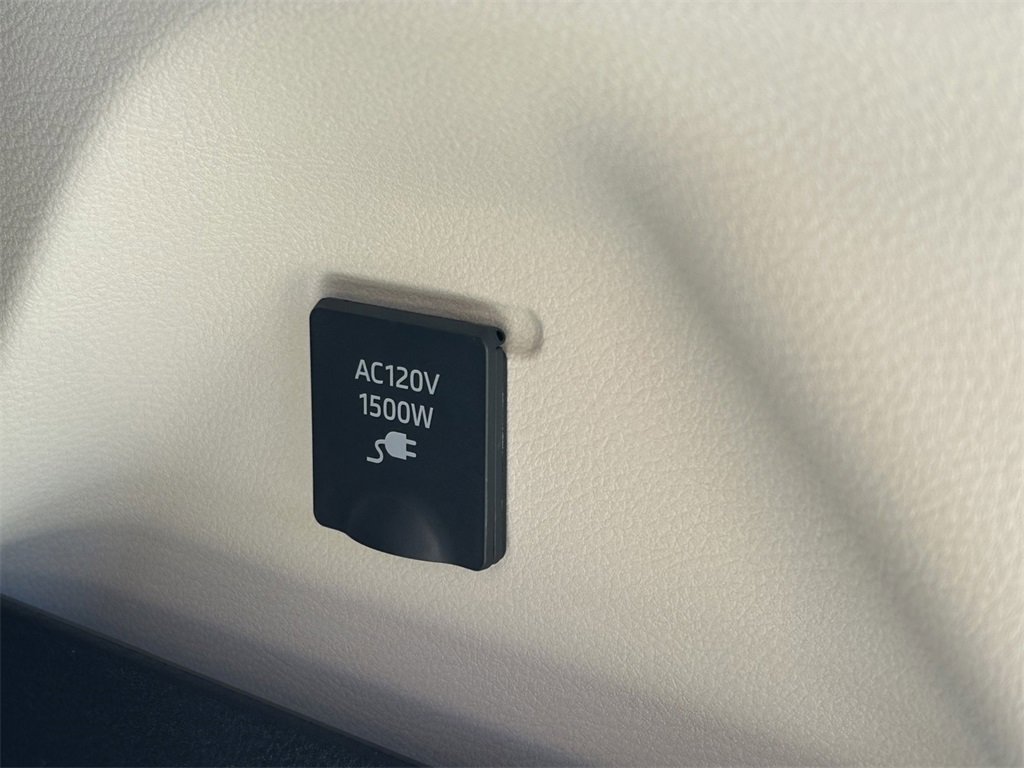 Used 2023 Toyota Sienna XLE image 16