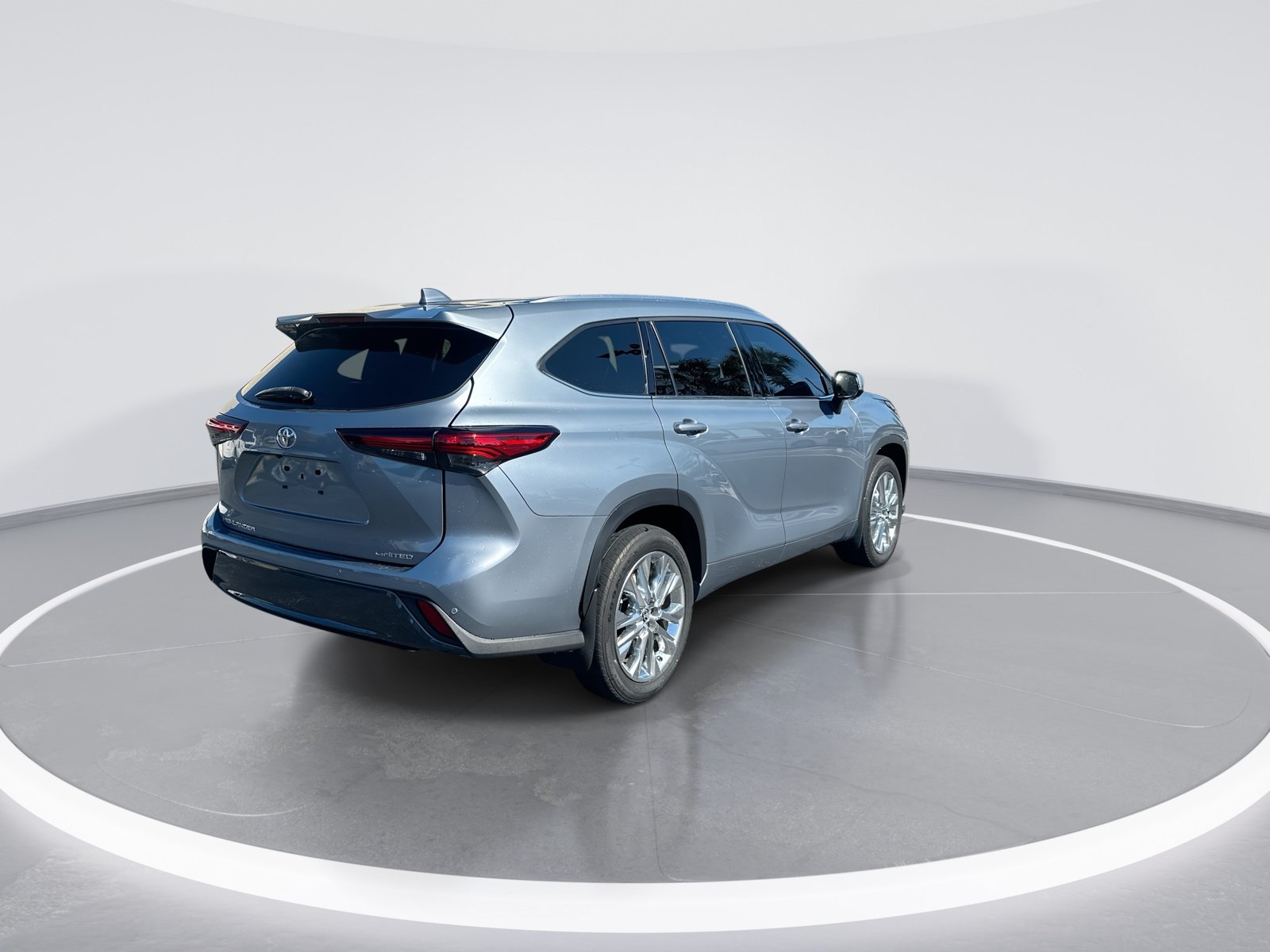 Used 2024 Toyota Highlander Limited FWD image 9