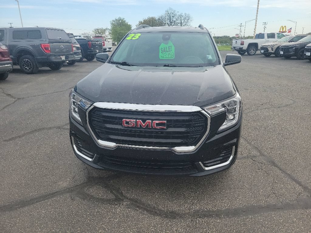 Used 2023 GMC Terrain SLE w/ Driver Convenience Package FWD image 2