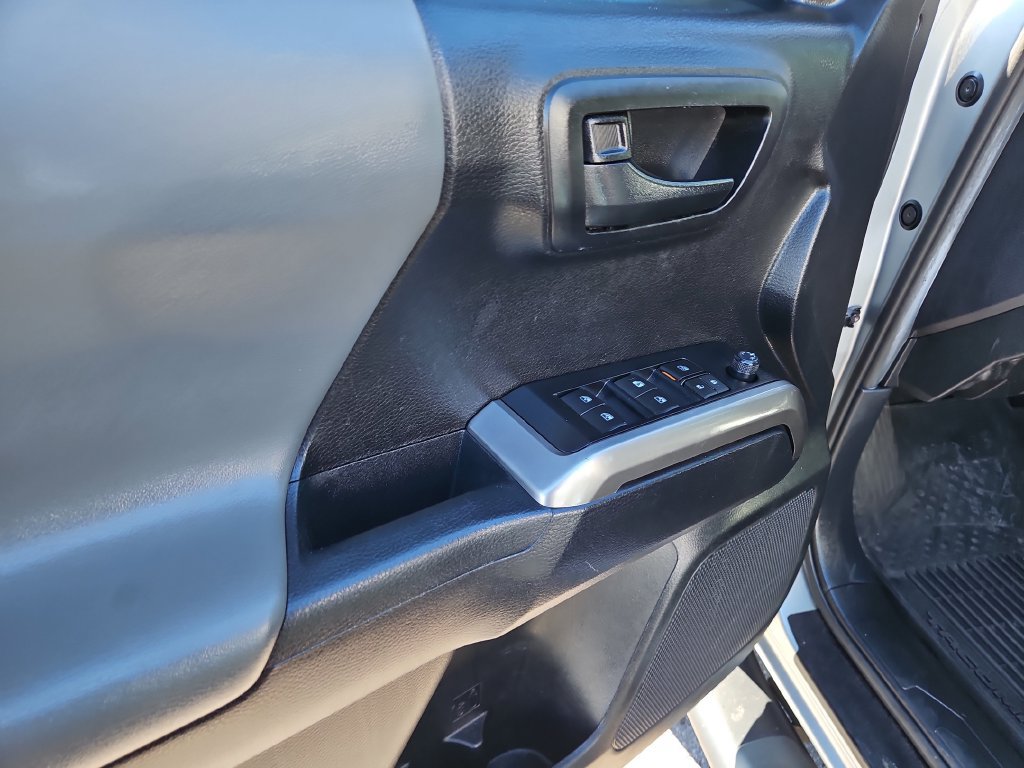 Used 2022 Toyota Tacoma SR5 AWD/4WD image 21