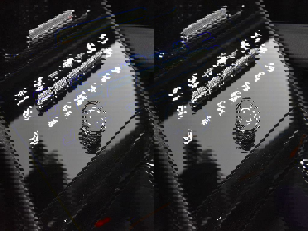 Used 2025 Porsche Cayenne image 32