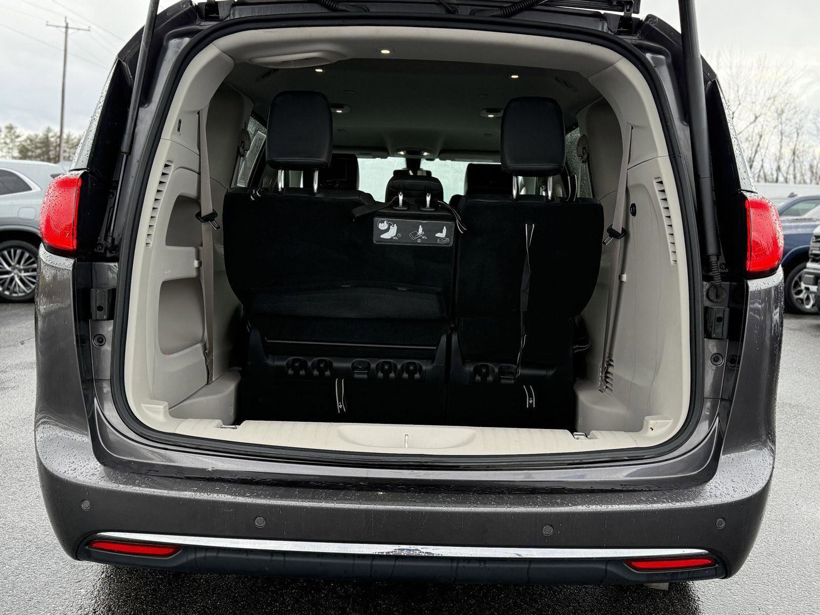 Used 2017 Chrysler Pacifica Touring-L w/ Tire & Wheel Group image 10