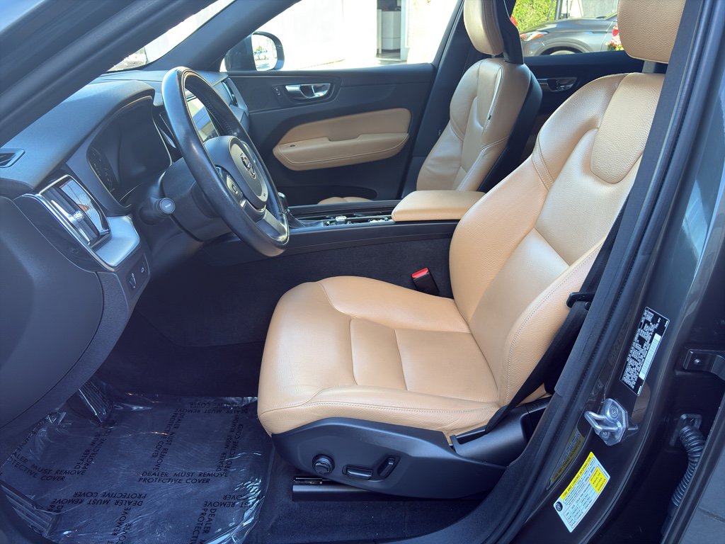 Used 2018 Volvo XC60 T5 Momentum w/ Convenience Package image 10
