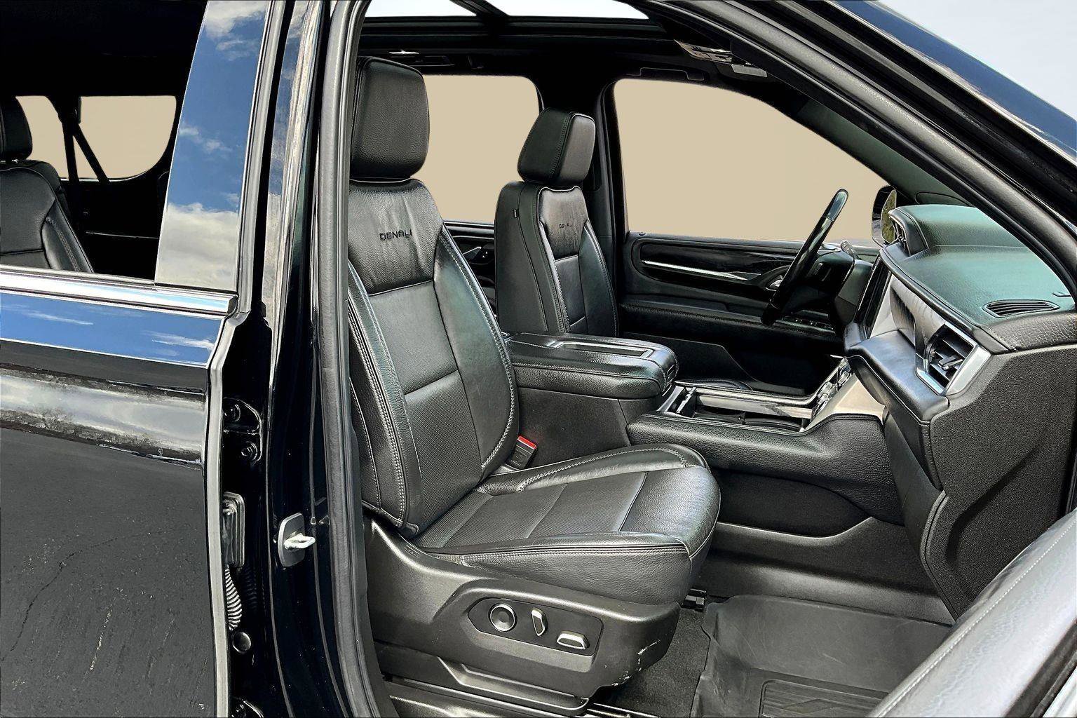 Used 2021 GMC Yukon XL Denali w/ Denali Premium Package image 8