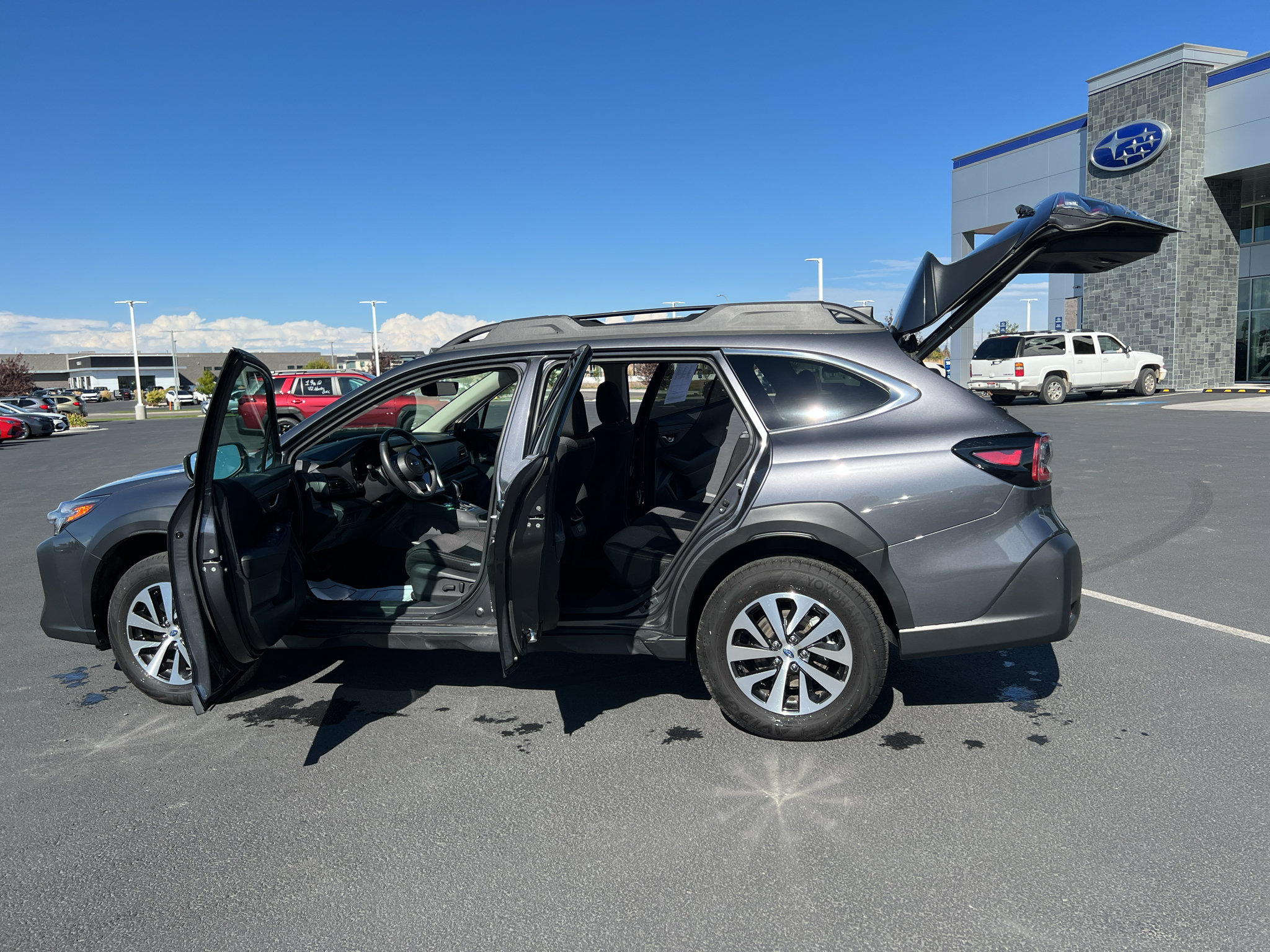 Used 2025 Subaru Outback Premium AWD/4WD image 2