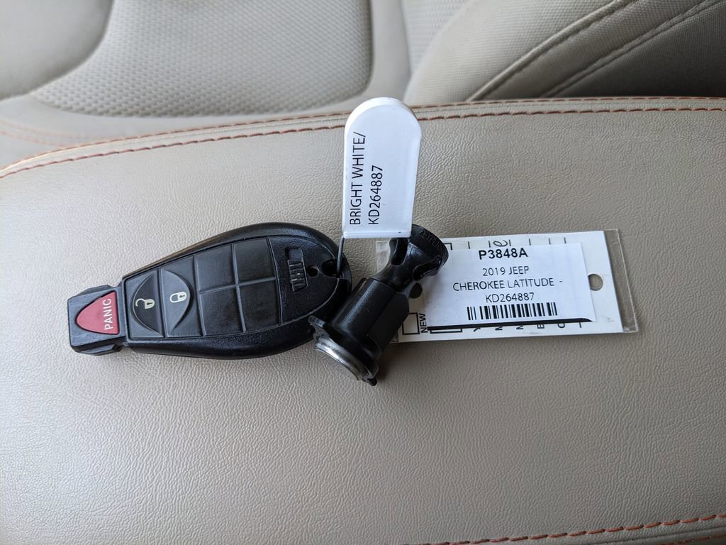 Used 2019 Jeep Cherokee Latitude w/ Popular Appearance Group FWD image 42