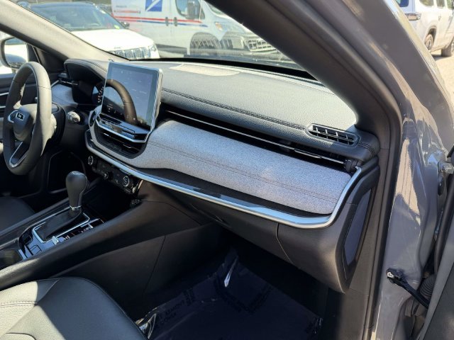 Certified 2023 Jeep Compass Latitude AWD/4WD image 27