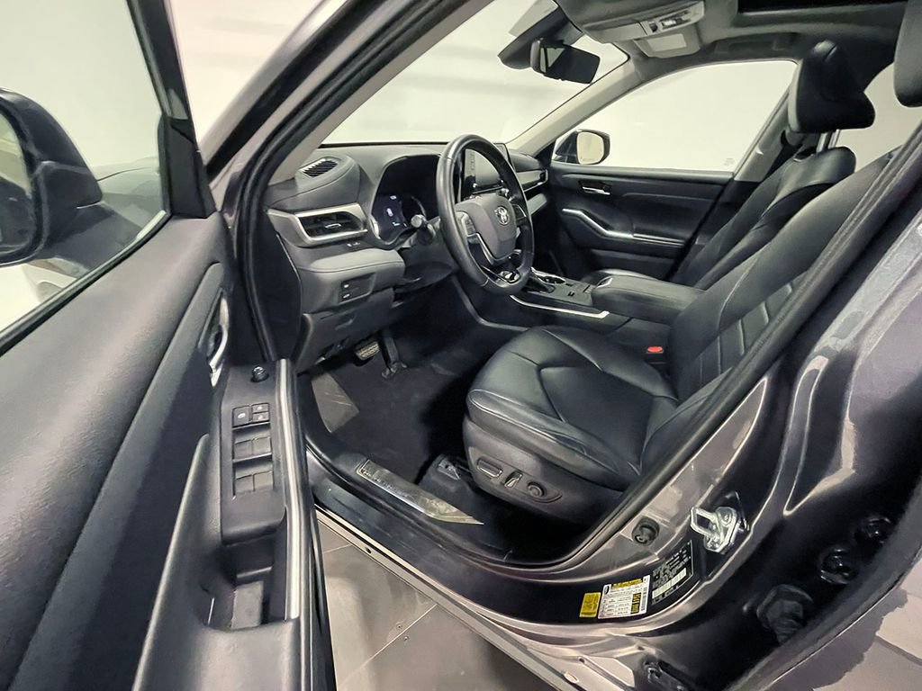 Used 2021 Toyota Highlander XLE image 21