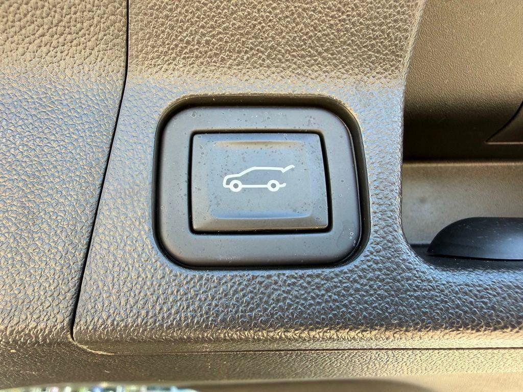 Used 2022 GMC Acadia SLE w/ Driver Convenience Package FWD image 16