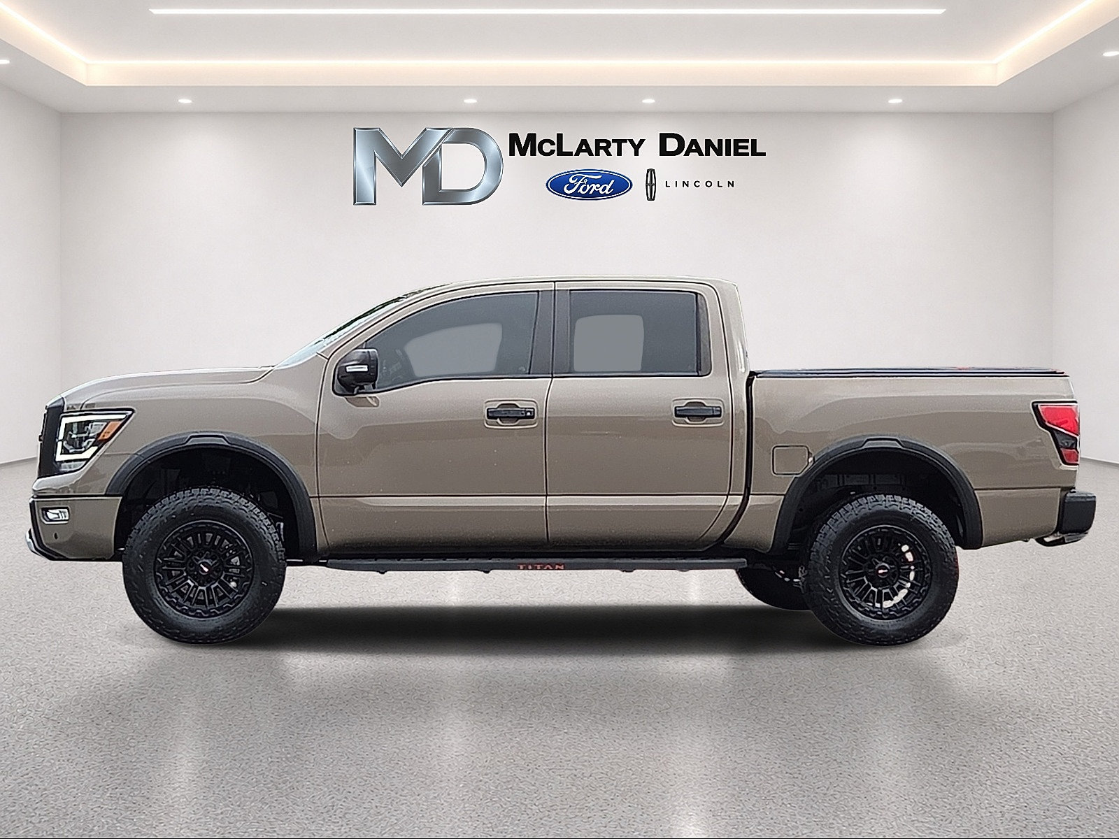 Used 2023 Nissan Titan PRO-4X w/ Pro-4x Convenience Package AWD/4WD image 3