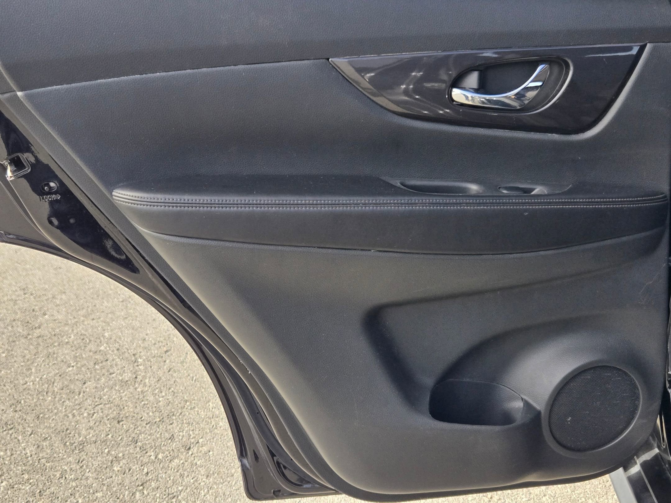 Used 2018 Nissan Rogue SV w/ Premium Package image 34