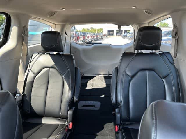 Certified 2024 Chrysler Pacifica Touring-L FWD image 6